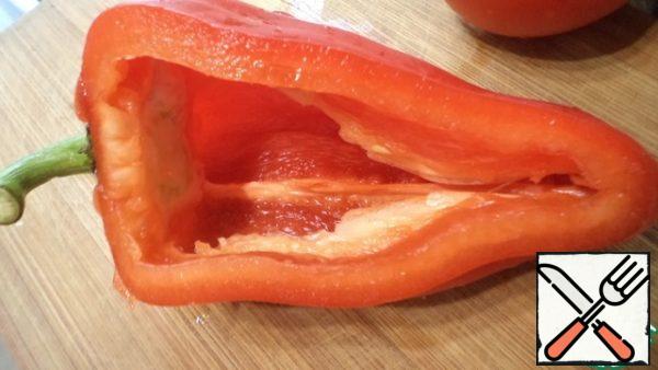 Cut off the side of the bell pepper and remove the seed box, to do this, make an incision inside the pepper.