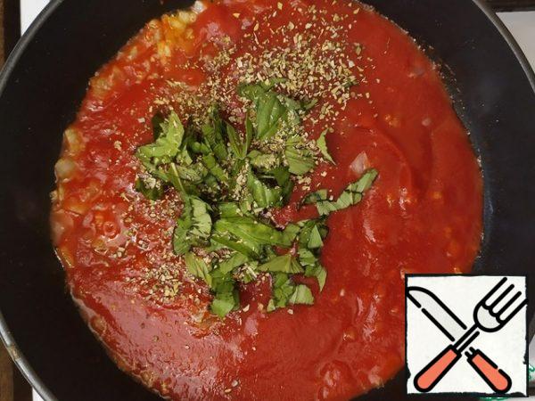 Pour tomato sauce, add Basil, oregano. Cook for about 10 minutes, until the sauce thickens.

This is just enough time for us to boil water and boil gnocchi.
