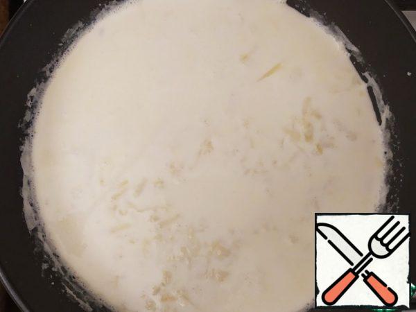 Pour the milk and cream into the pan and add half the peeled onion.At the same time, you can put water for gnocchi, just have time.