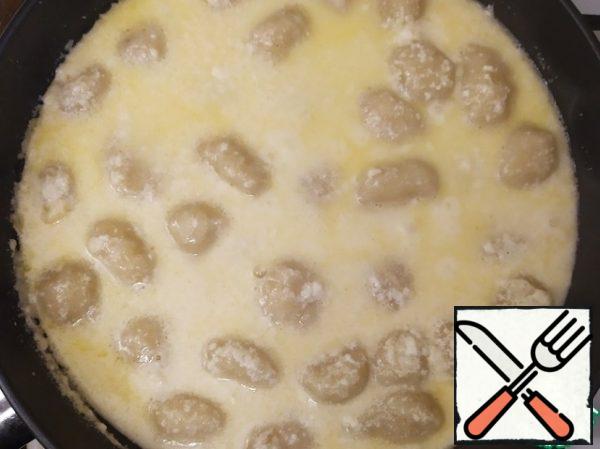 When the mass becomes homogeneous, try for salt. If necessary, add salt. If desired, you can add butter, 30-50 grams. Cook until the sauce thickens.