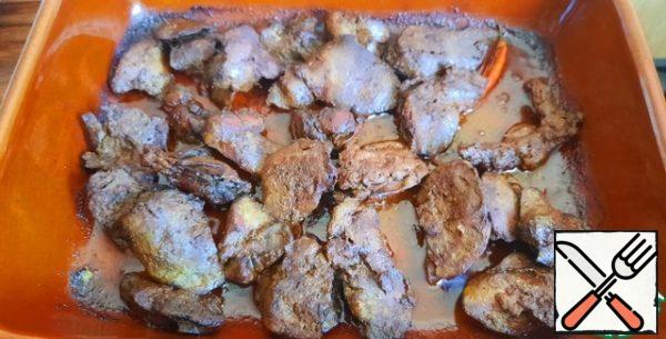 Remove from the oven and serve immediately hot. I served it with mashed potatoes and fried onions.
The liver is very tender!