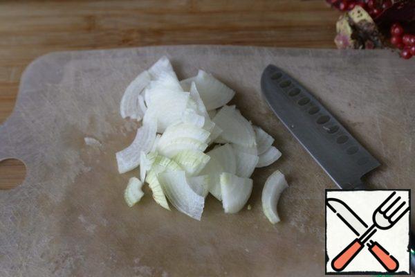 Onions are cleaned, cut also depending on the size, in thin half-rings or segments.