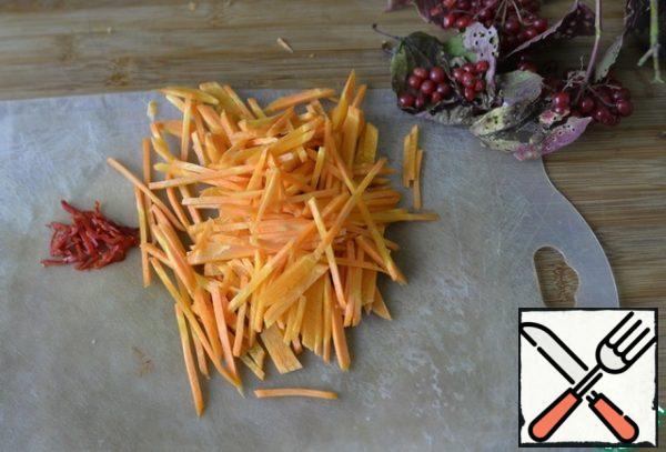 Red hot pepper, clean from seeds, cut into thin strips. Peel the carrots and grate them for Korean carrots.