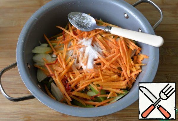 Put all the vegetables in a cauldron (pan), add sugar and salt, mix and leave for 2 hours to let the vegetables juice.