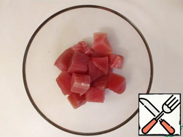 Dry the tuna. Cut into 2.5 cm squares. Put in a bowl, add salt and mix.