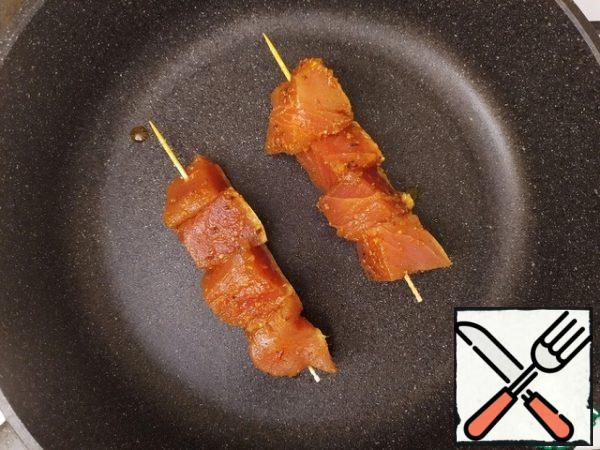 Preheat the pan. Fry for 30-45 seconds on each side, with a total time of 2-3 minutes.