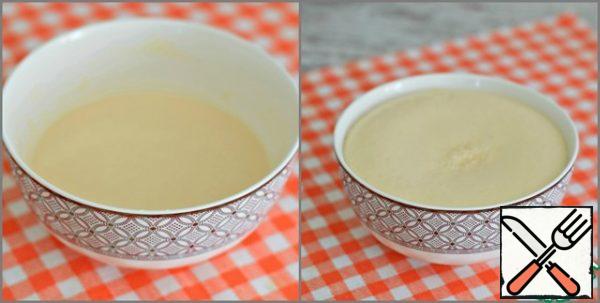 Dissolve the yeast in 100 ml of warm water, add a pinch of sugar and 50 g of flour. Stir. Put the sourdough in the heat for 7-10 minutes. The volume of sourdough should be tripled.
For the approach of sourdough and dough, I use an oven preheated to 35-40°.