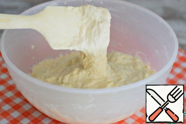 The consistency of the finished dough, like very thick pancakes. It doesn't matter if the dough is slightly thicker or Vice versa. This will not affect the final result.
Tighten the bowl with the dough with cling film and put it in the heat for the approach for 20-25 minutes.