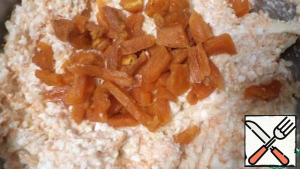 Add grated carrots, Apple, semolina, and eggs to the curd. Stir. Add the chopped dried apricots. Mix again.

Sugar is not added, the casserole is moderately sweet due to carrots, apples and dried apricots!
But a sweet tooth can add to your taste.