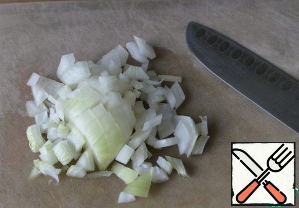 Peel the onion and cut it into cubes.