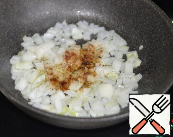 Pour the oil into the pan, fry the onion over medium heat until transparent, add the paprika.