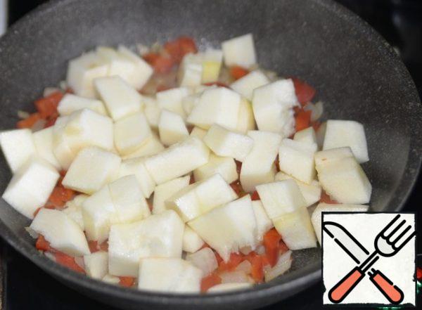 Zucchini clean, cut into large cubes, put the vegetables in the pan.