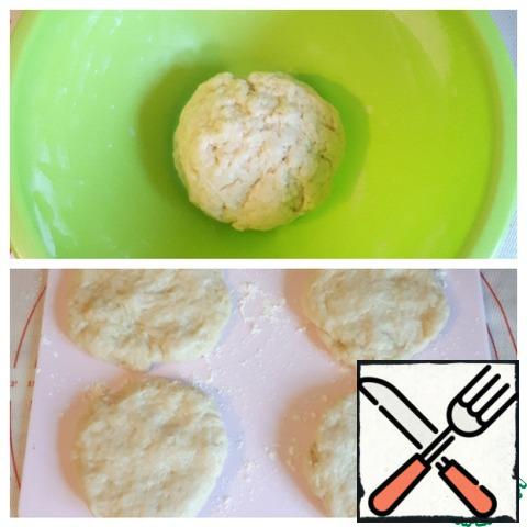 The dough is soft and does not stick to your hands. Cover the dough and let it "rest" for 15 minutes. Then divide into four parts, approximately 94 gr.