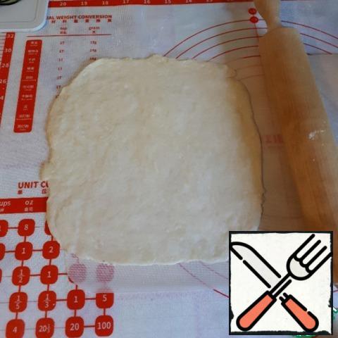 On a parchment or non-stick Mat, roll out the dough thinly.