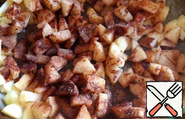In a frying pan, melt about 40 grams of butter, put the sliced apples, add ground Cinnamon, seasoning for tea and coffee and sugar. Stir and simmer the apples for about 5-7 minutes.