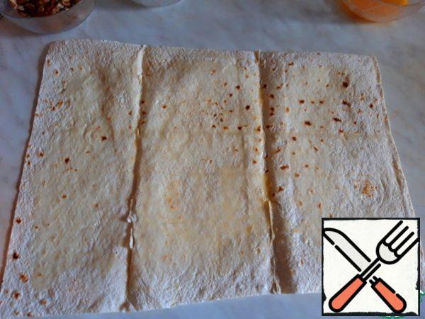 Melt the remaining butter in a water bath and spread it on one side of the pita bread.