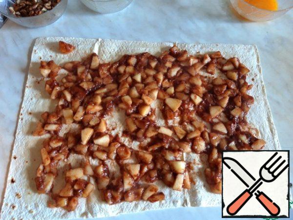 Put stewed apples on the pita bread and wrap it in a roll.
