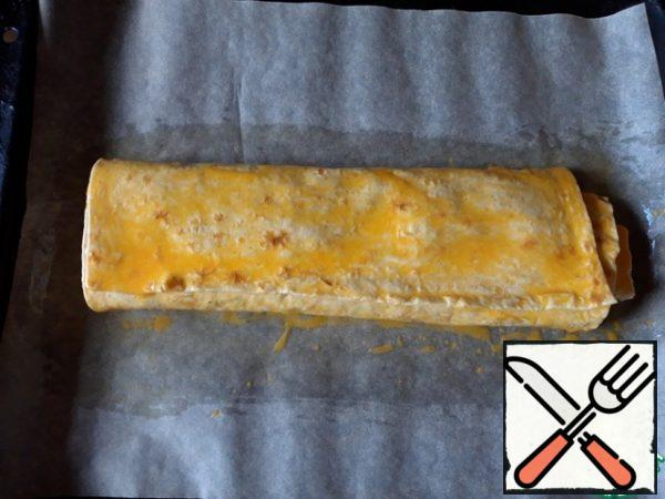 Cover the baking sheet with baking paper and grease with a small amount of vegetable oil. Transfer the roll to a baking sheet.