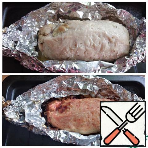 After 45 minutes, I will take out the roll and unfold it, picking up the edges of the foil so that the juice formed does not flow out. Again put in the oven under the grill for 15 minutes to brown. Don't over-dry! The roll is ready, beautiful and ruddy, of course fragrant.
