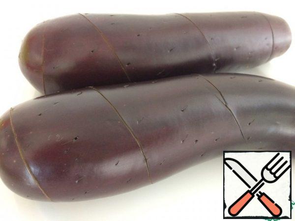 We cut off the tail of eggplants, wash them and make an incision in a spiral: from the place where the tail was, down. Not deep, cut only the skin. Then we make random punctures all over the eggplant.