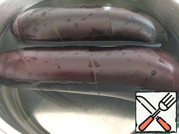 Pour a liter of water into any container, stir in 1 tbsp of salt and soak our eggplants for 20 minutes.