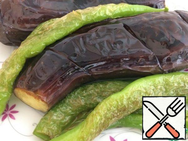 Fry the eggplant and pepper in oil over high heat until they are browned.