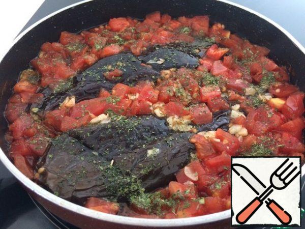 Remove the load, sprinkle with dried mint, reduce the heat to a minimum, cover with a lid and simmer for another 20 minutes.