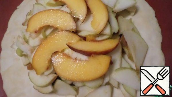 Top with thinly sliced apples and nectarines. If the fruit is very juicy, it is better to pour starch 1 tsp.The biscuit will be moderately sweet, due to the raisins, and if you have apples and nectarines of sweet varieties, if not, you can add sugar to taste.