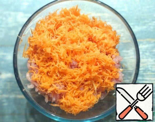 Wash the carrots, grate them on a fine grater, add them to the Turkey and mix well.