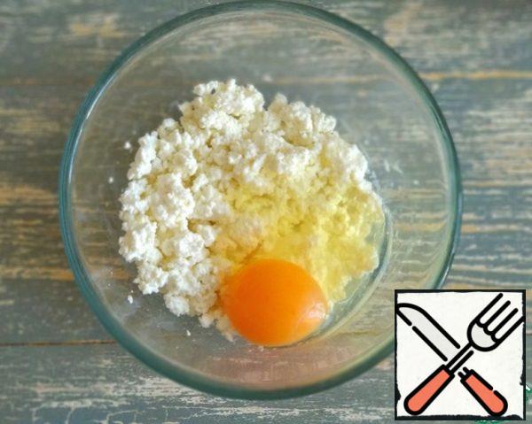 Combine cottage cheese with egg.