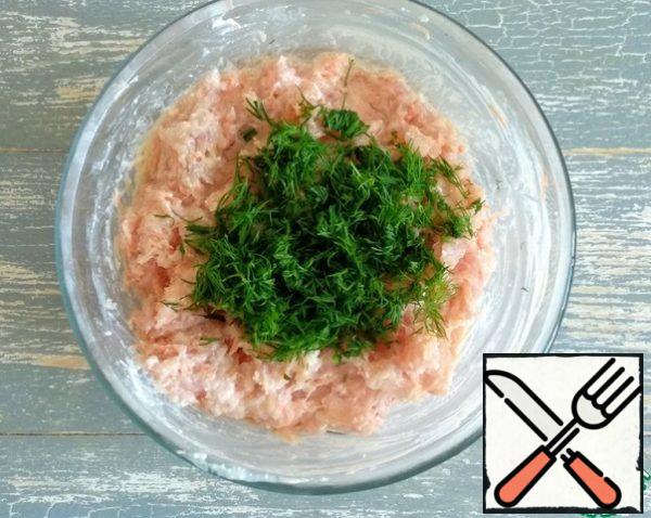Wash the dill, chop it finely and add it to the minced meat. Then add the olive oil, salt, pepper and paprika and mix well.