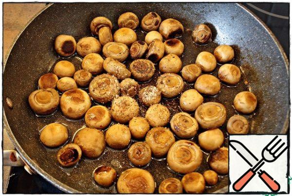 When all the moisture has evaporated, add a little vegetable oil, salt and pepper, mix and now we need to brown the mushrooms a little.