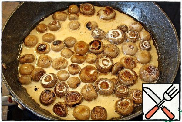 As soon as our mushrooms have acquired a beautiful ruddy color, it's time to add soy sauce and cream, mix and simmer for about 7-8 minutes.