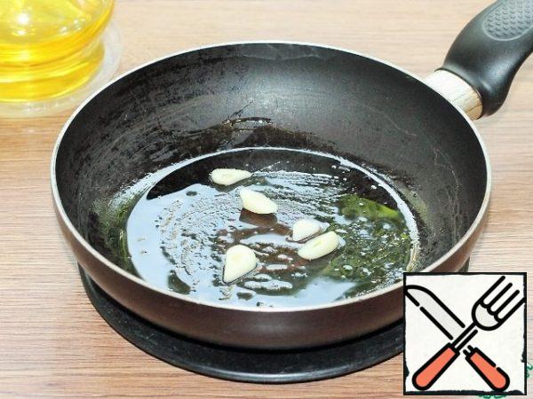 In preheated vegetable oil, fry the chopped garlic until the aroma appears. Remove the garlic and leave the oil.