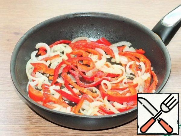 Sweet pepper is peeled from the seeds and cut into strips, add to the pan and simmer for 5 minutes.