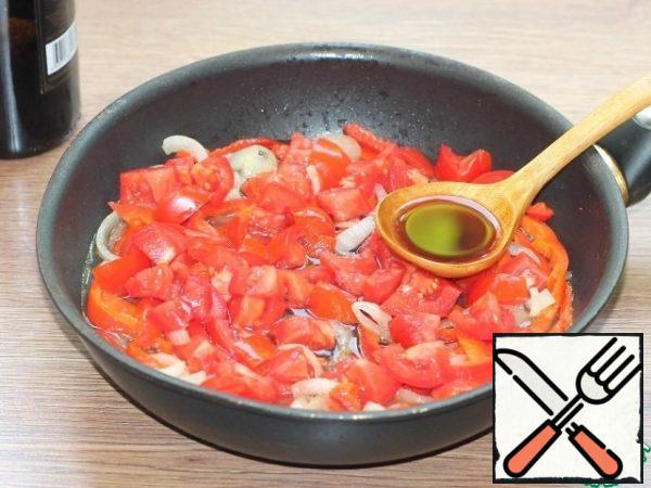Tomatoes cut into slices and put to simmer. Add wine and 0.5 cups of water.