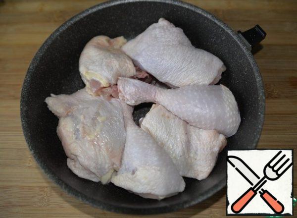To prepare this dish, you can take any part of the chicken as desired. I have the most budget hams. My chicken, if necessary, cut into pieces.