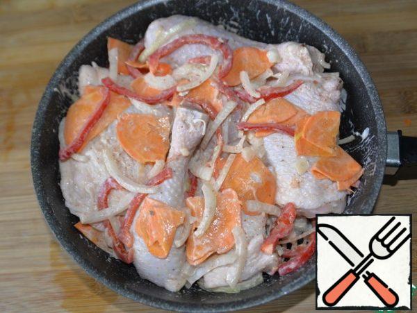 Marinated chicken pieces are mixed with vegetables and put in a baking dish, I have a frying pan.