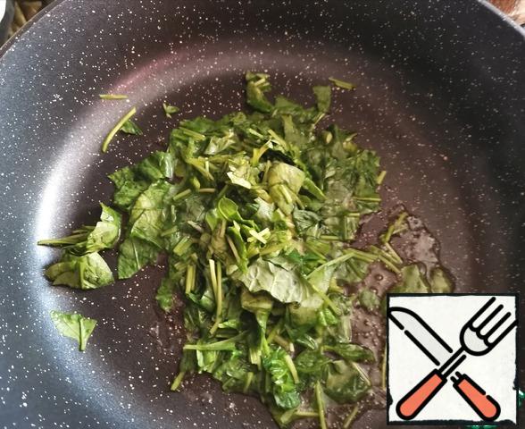 In a frying pan, heat the butter, put the chopped spinach, put on a low heat for a couple of minutes, spread out on the molds.