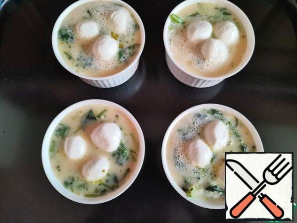 Beat eggs with salt, pepper, milk and semolina. And pour into the molds on top of the broccoli and spinach.
Slice the mozzarella (or grate it) and sprinkle it on top.

