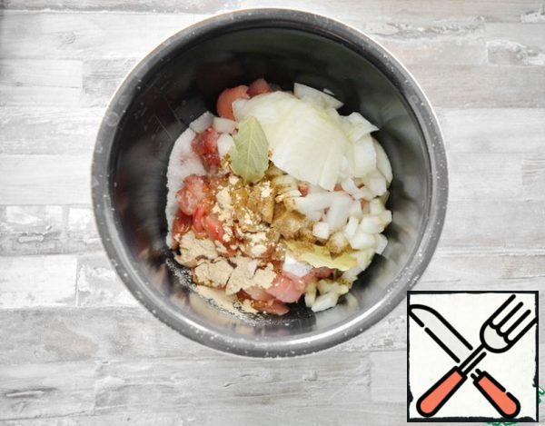 It is better to cook stew from Turkey thigh fillet, it is juicier.

In the bowl of a slow cooker, add the Turkey thigh fillet cut into pieces and the chopped onion. Add salt, pepper, Bay leaf, and garlic powder.