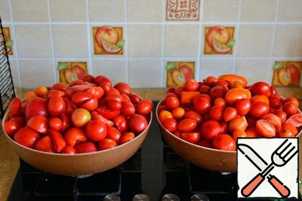 Wash tomatoes, cut out large stalks and damaged areas. I got 8 kg.