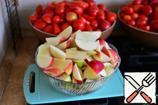 Apples are also washed, cut into slices without a core.
Peel the onion and garlic.
Of course, with such a volume as mine, only one preparation takes a sufficient amount of time. But it's worth it, so for ketchup for the winter, I always free up half a day.