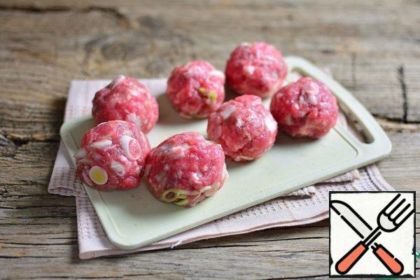 Preheat the oven to 210 degrees.
Add coarsely chopped onion and salt to the minced meat, mix and form round cutlets.