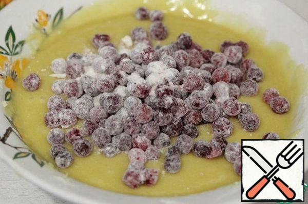 Add cranberries or cranberries to the dough.
If you use frozen berries, add a spoonful of flour to them (out of the total amount).