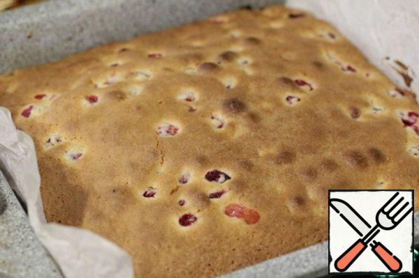 Remove the pie from the oven and let it cool.
If desired, sprinkle the cooled cake with powdered sugar, cut into pieces and serve.

