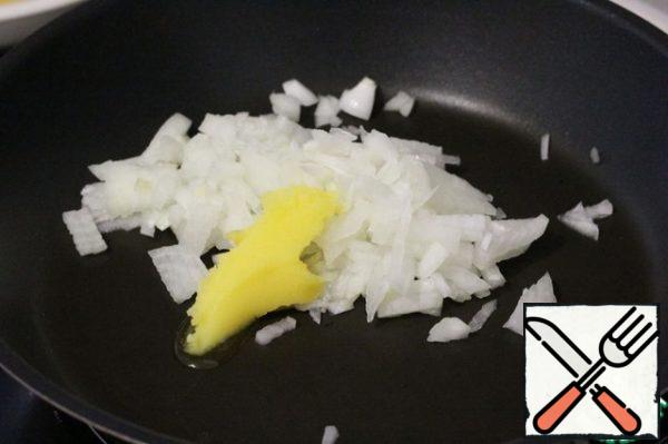 Finely chop the onion and fry it in melted butter.