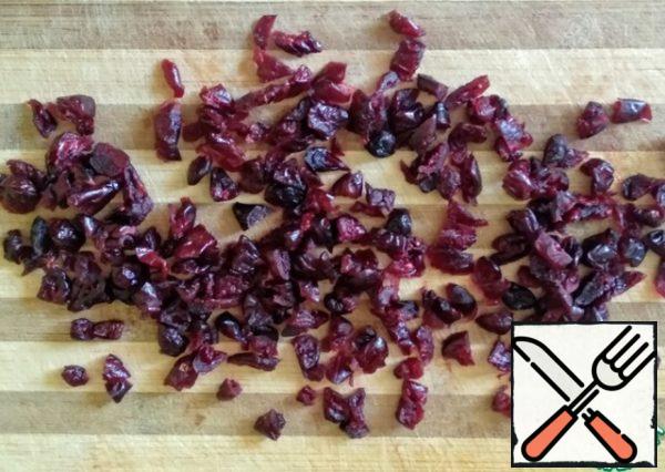 Cut the dried cranberry berries into smaller pieces. Stir in the dough.