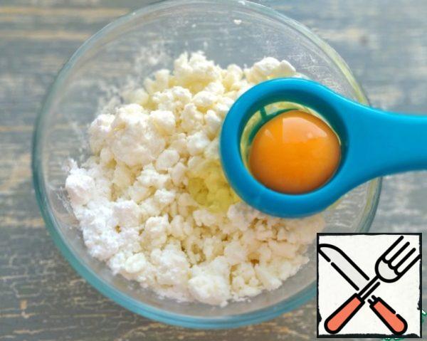 Add the egg white. Yolk to leave for lubrication of the rolls.