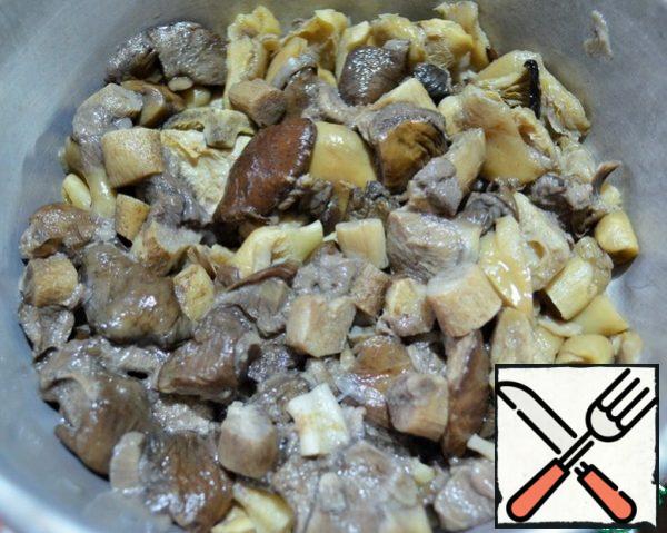 Boil wild mushrooms (25-30 minutes), rinse, let the water drain.
Fry the onion, add the mushrooms, fry for 15 minutes, add salt.